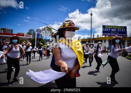 Passo, Narino, Colombia. 9 maggio 2021. La ballerina protesta contro il governo che porta con sé la bandiera della Colombia nel contesto dello sciopero nazionale a passo Narino il 9 maggio 2021 Photo by: Camilo Erasso/Long Visual Press Credit: Camilo Erasso/LongVisual/ZUMA Wire/Alamy Live News Foto Stock