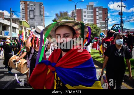 Passo, Narino, Colombia. 9 maggio 2021. La ballerina protesta contro il governo che porta con sé la bandiera della Colombia nel contesto dello sciopero nazionale a passo Narino il 9 maggio 2021 Photo by: Camilo Erasso/Long Visual Press Credit: Camilo Erasso/LongVisual/ZUMA Wire/Alamy Live News Foto Stock