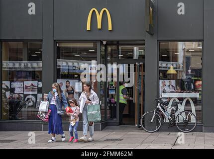 Belfast, Regno Unito. 09 maggio 2021. Una famiglia vista lasciare il McDonalds Restaurant. (Foto di M. Mc Nerney/SOPA Images/Sipa USA) Credit: Sipa USA/Alamy Live News Foto Stock