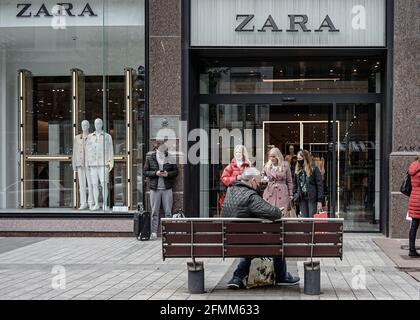 Belfast, Regno Unito. 09 maggio 2021. Gli acquirenti hanno visto uscire dallo Zara Clothes Store. (Foto di M. Mc Nerney/SOPA Images/Sipa USA) Credit: Sipa USA/Alamy Live News Foto Stock