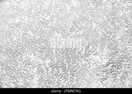 parete della struttura esterna con rivestimento in stucco bianco luminoso e profondo ombre e contrasto vengono proiettate come una scena architettonica industriale Foto Stock