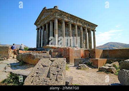 Splendido Tempio Pagano storico di Garni con la sua base di pietra antica Croce, situato nel villaggio di Garni, Armenia Foto Stock