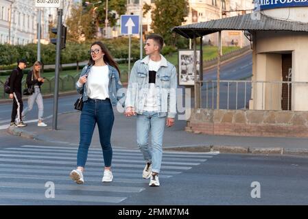 Coppia amorosa di studenti innamorati di camminare per la città e di tenere le mani. Foto Stock