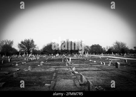 moody spooky cimitero con vignette foto effetto e alto filtro bianco e nero a contrasto come una scena di vacanza halloween Foto Stock