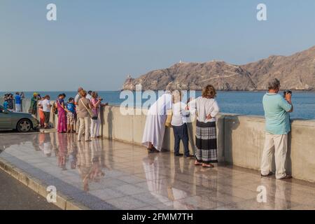 MASCATE, OMAN - 22 FEBBRAIO 2017: Turisti su una costa di mare a Mascate, Oman Foto Stock