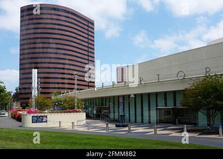 COSTA MESA, CALIFORNIA - 8 MAGGIO 2021: South Coast Repertory, sul Segerstrom Center for the Arts Campus, con la Center Tower sullo sfondo. Foto Stock