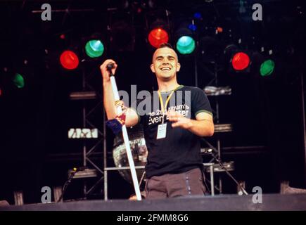 Robbie Williams al T nel festival del parco 1998, Balado, Kinross, Scozia Foto Stock