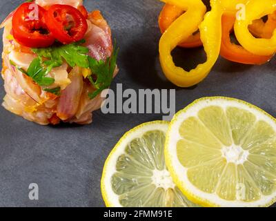 Il ceviche peruviano è un piatto tradizionale consumato in Perù. Il metodo di preparazione è diverso da altri luoghi, utilizzando limone, pesce, patate, cipolla, se Foto Stock