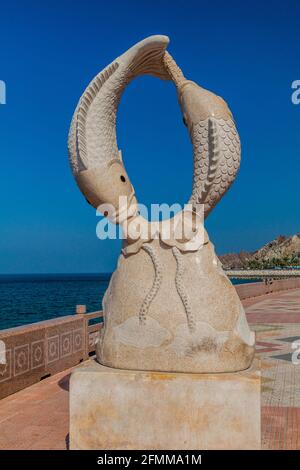 MUSCAT, OMAN - 22 FEBBRAIO 2017: Scultura di pesce alla Corniche di Mutrah a Muscat, Oman Foto Stock