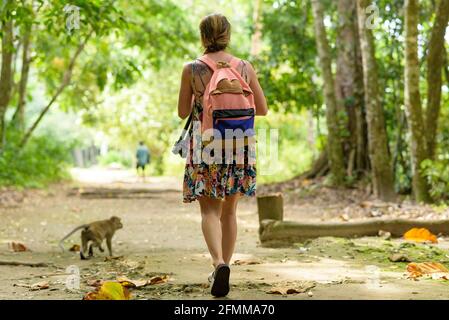 Pandangaran, Indonesia : 2018 Aprile 18 : giovane donna nella giungla del Taman Wisata Alam Pangandaran a Java, Indonesia. Foto Stock