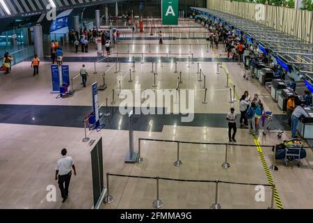 Aeroporto Internazionale di Mauritius, 2015 dicembre - Vista di parte del terminal di partenza dell'aeroporto con i passeggeri pronti per il check-in Foto Stock