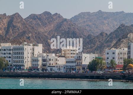 MUSCAT, OMAN - 23 FEBBRAIO 2017: Edifici a Muttrah Corniche a Muscat, Oman Foto Stock