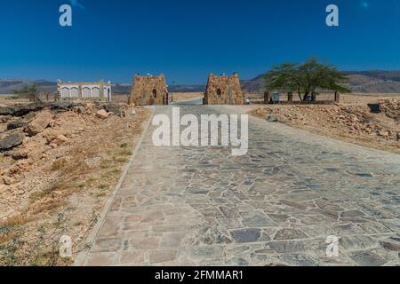 Porta d'ingresso del Parco Archeologico di Sumhuram con le rovine dell'antica cittadina di Khor Rori vicino a Salalah, Oman Foto Stock