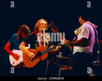 Willie Nelson e i membri della band si esibiscono sul palco al Willie Nelson Ozark Theatre di Branson, Missouri, nel 1992. Continua a prosperare come forza musicale e culturale rilevante e progressista. Ha consegnato più di una dozzina di nuovi album, ha pubblicato un libro dei migliori 10 bestseller del New York Times, ancora Headlined Farm Aid, un evento che ha co-fondato nel 1985, è stato onorato dalla Library of Congress con il loro premio Gershwin per la canzone popolare, Ha ricevuto la sua cintura nera di 5° grado a Gong Kwon Yu sul, ha presipiato il festival annuale di cibo e musica di Luck Reunion durante SXSW, e ha lanciato le sue società di cannabis W. Foto Stock