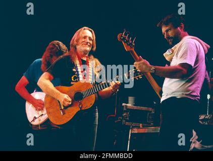 Willie Nelson e i membri della band si esibiscono sul palco al Willie Nelson Ozark Theatre di Branson, Missouri, nel 1992. Continua a prosperare come forza musicale e culturale rilevante e progressista. Ha consegnato più di una dozzina di nuovi album, ha pubblicato un libro dei migliori 10 bestseller del New York Times, ancora Headlined Farm Aid, un evento che ha co-fondato nel 1985, è stato onorato dalla Library of Congress con il loro premio Gershwin per la canzone popolare, Ha ricevuto la sua cintura nera di 5° grado a Gong Kwon Yu sul, ha presipiato il festival annuale di cibo e musica di Luck Reunion durante SXSW, e ha lanciato le sue società di cannabis W. Foto Stock