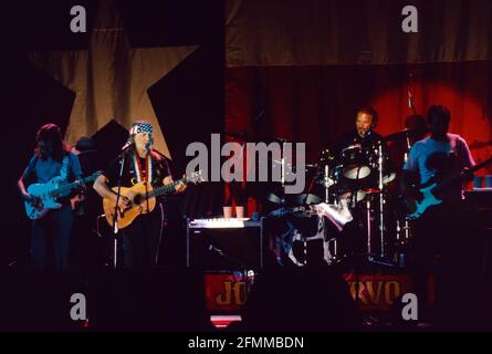 Willie Nelson e i membri della band si esibiscono sul palco al Willie Nelson Ozark Theatre di Branson, Missouri, nel 1992. Continua a prosperare come forza musicale e culturale rilevante e progressista. Ha consegnato più di una dozzina di nuovi album, ha pubblicato un libro dei migliori 10 bestseller del New York Times, ancora Headlined Farm Aid, un evento che ha co-fondato nel 1985, è stato onorato dalla Library of Congress con il loro premio Gershwin per la canzone popolare, Ha ricevuto la sua cintura nera di 5° grado a Gong Kwon Yu sul, ha presipiato il festival annuale di cibo e musica di Luck Reunion durante SXSW, e ha lanciato le sue società di cannabis W. Foto Stock