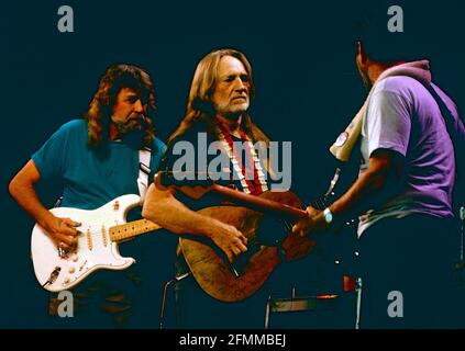 Willie Nelson e i membri della band si esibiscono sul palco al Willie Nelson Ozark Theatre di Branson, Missouri, nel 1992. Continua a prosperare come forza musicale e culturale rilevante e progressista. Ha consegnato più di una dozzina di nuovi album, ha pubblicato un libro dei migliori 10 bestseller del New York Times, ancora Headlined Farm Aid, un evento che ha co-fondato nel 1985, è stato onorato dalla Library of Congress con il loro premio Gershwin per la canzone popolare, Ha ricevuto la sua cintura nera di 5° grado a Gong Kwon Yu sul, ha presipiato il festival annuale di cibo e musica di Luck Reunion durante SXSW, e ha lanciato le sue società di cannabis W. Foto Stock