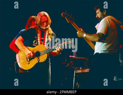 Willie Nelson e i membri della band si esibiscono sul palco al Willie Nelson Ozark Theatre di Branson, Missouri, nel 1992. Continua a prosperare come forza musicale e culturale rilevante e progressista. Ha consegnato più di una dozzina di nuovi album, ha pubblicato un libro dei migliori 10 bestseller del New York Times, ancora Headlined Farm Aid, un evento che ha co-fondato nel 1985, è stato onorato dalla Library of Congress con il loro premio Gershwin per la canzone popolare, Ha ricevuto la sua cintura nera di 5° grado a Gong Kwon Yu sul, ha presipiato il festival annuale di cibo e musica di Luck Reunion durante SXSW, e ha lanciato le sue società di cannabis W. Foto Stock