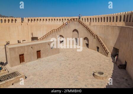 NIZWA, OMAN - 3 MARZO 2017: Parte interna della torre di Nizwa Fort, Oman Foto Stock