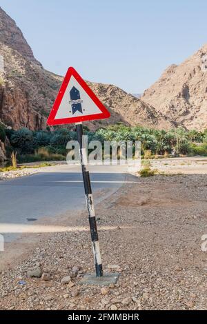 Ford avvertimento su una strada attraverso Wadi Tiwi, Oman Foto Stock