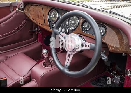 Il cruscotto di una Morgan Plus 4 Sports Car, Classic, con un trattino in legno Foto Stock