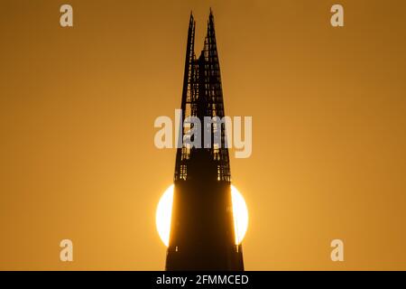 Londra, Regno Unito. 10 maggio 2021. Regno Unito tempo: Tramonto serale drammatico dietro l'edificio del grattacielo Shard. Credit: Guy Corbishley/Alamy Live News Foto Stock