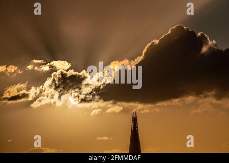 Londra, Regno Unito. 10 maggio 2021. Regno Unito tempo: Tramonto spettacolare sera sopra il grattacielo Shard edificio. Credit: Guy Corbishley/Alamy Live News Foto Stock