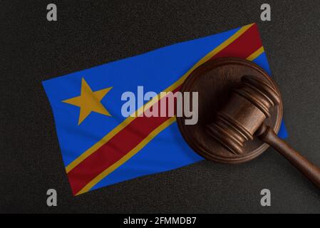 Giudici gavel e la bandiera della Repubblica Democratica del Congo. Diritto e Giustizia. Diritto costituzionale. Foto Stock