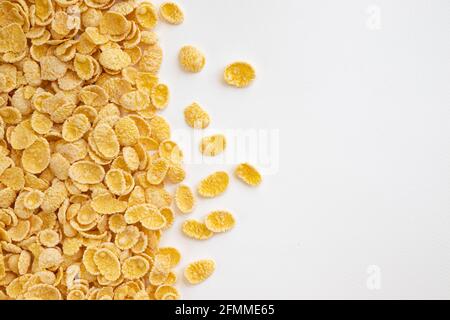 corn flakes sfondo, cornice di cornflakes e spazio vuoto per il testo su bianco, primo piano, vista dall'alto Foto Stock