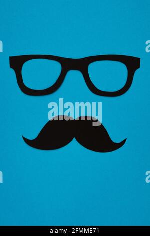 happy father day card, composizione con baffi neri e occhiali isolati su sfondo blu Foto Stock