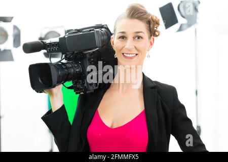 Cameraman o cameraman o riprese con fotocamera digitale su film Produzione di set o video per TV, televisione o News Foto Stock