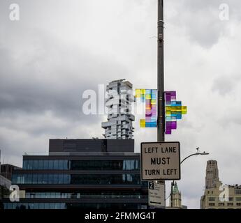 New York, Stati Uniti. 09 maggio 2021. Il grattacielo condominio a 56 Leonard Street si trova sopra gli edifici di Lower Tribeca a New York domenica 9 maggio 2021 56 Leonard Street, progettato da Herzog & de Meuron è alto 820 metri e dispone di 145 appartamenti. (ÂPhoto di Richard B. Levine) Credit: Sipa USA/Alamy Live News Foto Stock