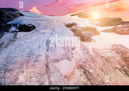Titlis è un ghiacciaio di montagna delle Alpi Uri dal punto di vista superiore 3028 m al tramonto. Situato in Cantoni di Obwaldo e Berna, Svizzera, Europa. Estate Foto Stock
