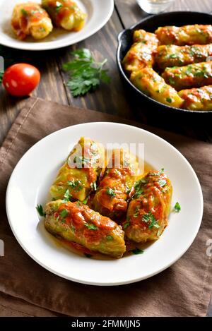 Involtini di cavolo ripieni di manzo macinato, riso e cotti con salsa di pomodoro. Vista ravvicinata Foto Stock