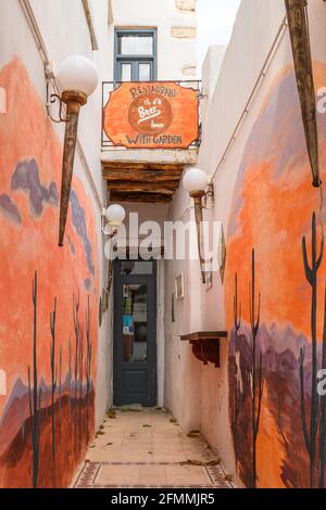 Paros, Grecia - 28 settembre 2020: Colorato ingresso a un ristorante greco nella città vecchia di Parikia, sull'isola di Paros. Foto Stock