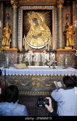 Aušros vartai (porta dell'alba) O Ostra Brama in polacco con cappella della Madonna Della porta dell'alba con l'icona del nostro Signora della porta dell'alba (Matka Foto Stock