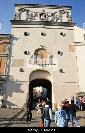 Aušros vartai (porta dell'alba) O Ostra Brama in polacco con cappella della Madonna Della porta dell'alba con l'icona del nostro Signora della porta dell'alba (Matka Foto Stock