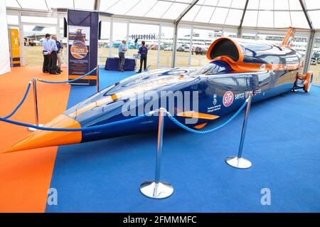 Bloodhound SSC al Farnborough International Airshow 2010. Promuovere il tentativo di record di auto Supersonic per l'industria e il pubblico Foto Stock