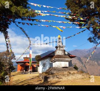 Bupsa monastero buddista di gompa e stupa con bandiere di preghiera nei pressi di Lukla e Kharikhola villaggio, Khumbu valle, Everest zona, Solukhumbu, Buddismo in NEP Foto Stock