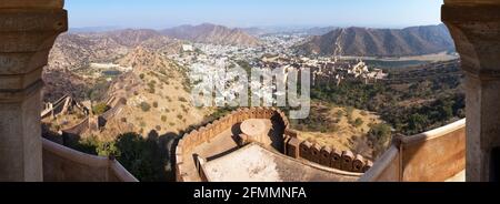 Amber forte vicino alla città di Jaipur, Rajasthan, India, vista dalla fortezza superiore su Amber palazzo e città Foto Stock