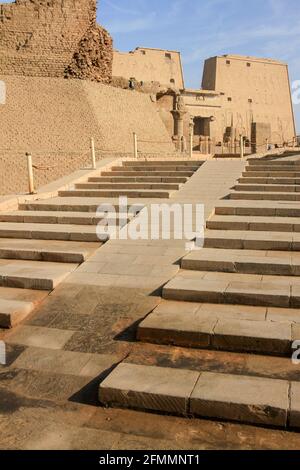 Scale che conducono alle rovine del Tempio di Edfu, Edfu, Egitto Foto Stock