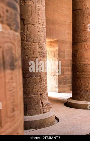 Geroglifici su colonne al Tempio di Philae, isola di Agilkia nel lago di Nasser, Egitto Foto Stock