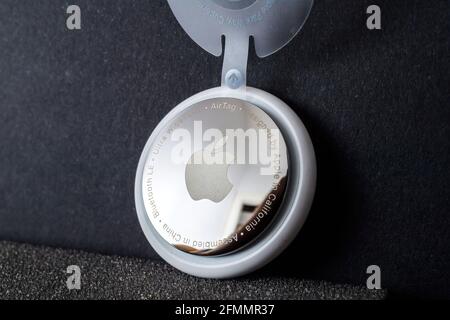 Hero oggetto girato del nuovo AirTag con mirrore indietro incisioni ultra a banda larga e progettato da Apple in California Foto Stock