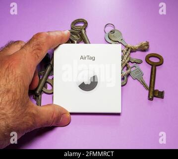 Confezione porta mani POV maschio con nuovo AirTag Foto Stock