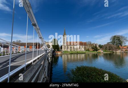 Marlow, Regno Unito - Marzo 30 2021: Ponte sospeso Marlow che attraversa il Tamigi fino alla Chiesa di tutti i Santi su Bisham Road Foto Stock