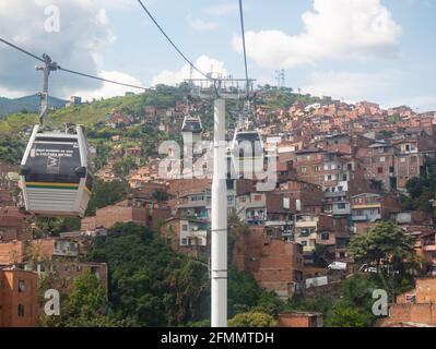 Medellin, Antioquia, Colombia - Marzo 27 2021: La linea della funivia (Metro Cable) su uno sfondo cittadino Foto Stock