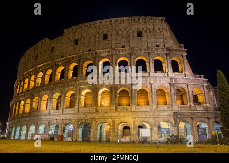 Un Foto notturna del Colosseo a Roma Italia Foto Stock