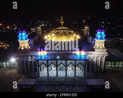 La grande moschea di al-Kautsar è illuminata con colori diversi nella città di Kendari. Ci sono così tante grandi moschee nella città di Kendari, ma non tutte hanno la bellezza di questa moschea, vale a dire la Grande moschea di al-Kautsar. Di notte questa moschea emette luci luminose e colorate, molto belle e affascinanti. La sua posizione molto strategica nel mezzo della città di Kendari rende la luce ancora più spiccata perché questa bella moschea è circondata da insediamenti densamente popolati e l'atmosfera della città splende di notte. (Foto di Andry Denisah/SOPA Images/Sipa USA) Foto Stock