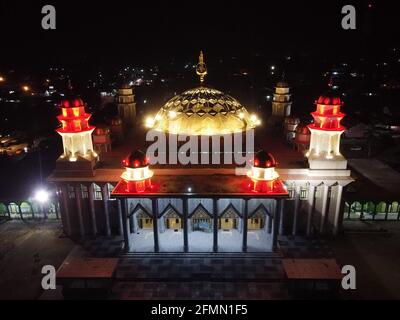 La grande moschea di al-Kautsar è illuminata con colori diversi nella città di Kendari. Ci sono così tante grandi moschee nella città di Kendari, ma non tutte hanno la bellezza di questa moschea, vale a dire la Grande moschea di al-Kautsar. Di notte questa moschea emette luci luminose e colorate, molto belle e affascinanti. La sua posizione molto strategica nel mezzo della città di Kendari rende la luce ancora più spiccata perché questa bella moschea è circondata da insediamenti densamente popolati e l'atmosfera della città splende di notte. Foto Stock