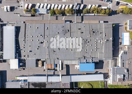 vista aerea dall'alto della zona industriale con magazzini e. carrelli parcheggiati Foto Stock